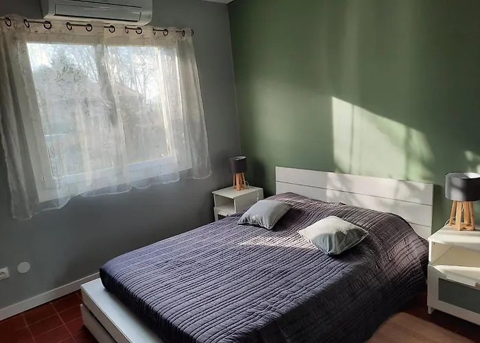 Maison Sur 2000m² D'espace Vert. Bessan